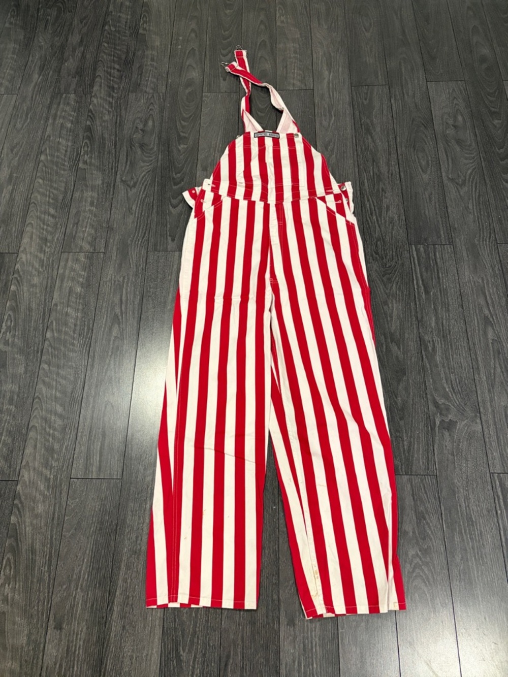 Game bibs Unisex- red and white striped -Like new Size Medium